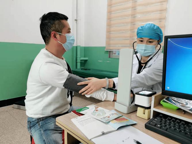 林君腦心健康管理師熱情為前來就診的居民答疑解惑,開展疾病健康咨詢