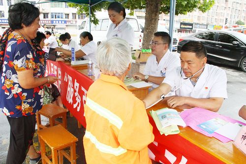 平輿縣人民醫(yī)院在輿新廣場(chǎng)開展"服務(wù)百姓健康行動(dòng)"大型義診活動(dòng)