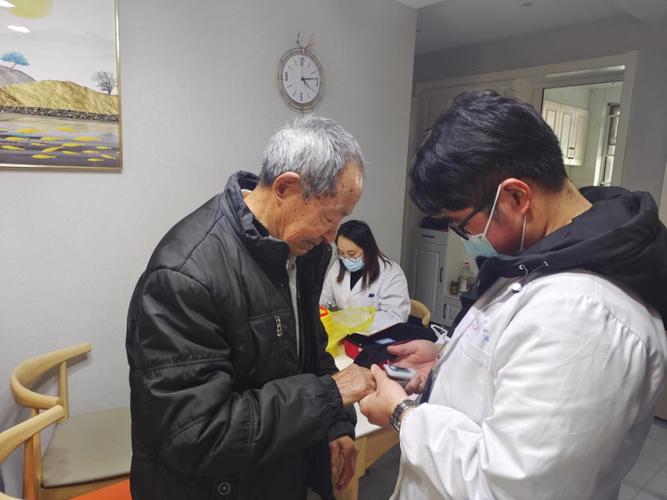 在建湖,該縣成立了248個(gè)縣鎮(zhèn)村三級(jí)聯(lián)動(dòng)健康服務(wù)團(tuán)隊(duì),提供健康咨詢
