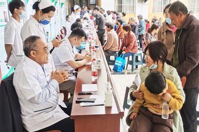 民盟上海市衛(wèi)健委赴安徽阜陽開展學習調(diào)研和健康咨詢服務 為300多位農(nóng)村群眾舉辦義診活動
