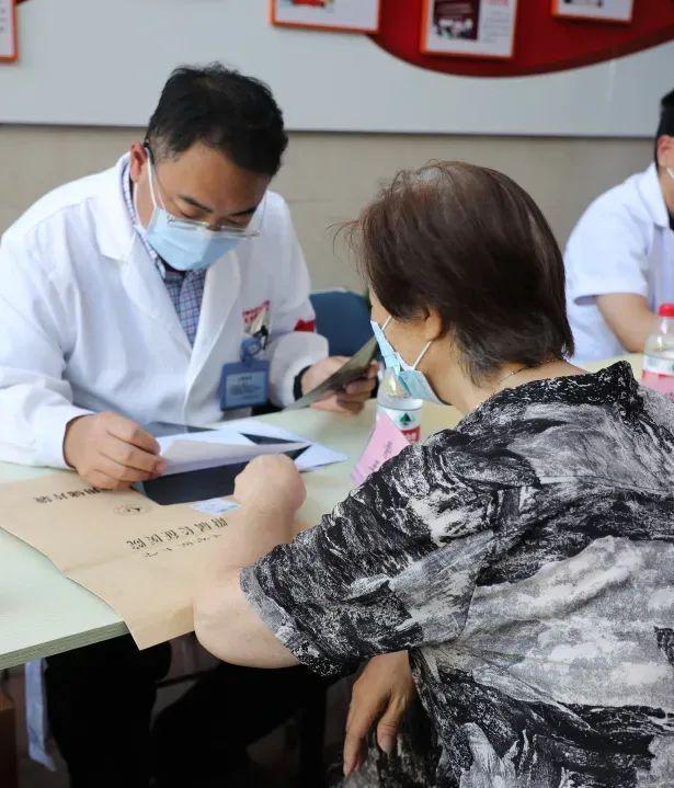 疾病篩查、健康咨詢、用藥指導(dǎo)…TA們在這里開展義診