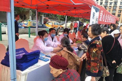 雅創產品進社區 多樣服務暖人心 我市開展“助力扶貧產品銷售 搭建創業交流平臺”進社區活動