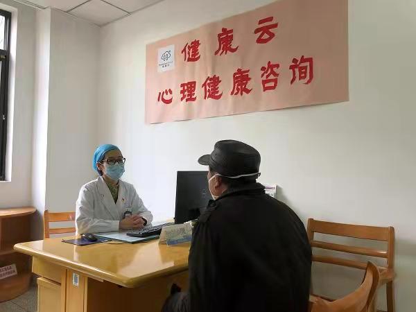 醫(yī)生對(duì)居民進(jìn)行心理疏導(dǎo)