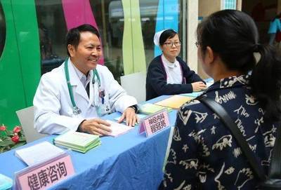 世界腦卒中日:淮安市一院開展義診活動