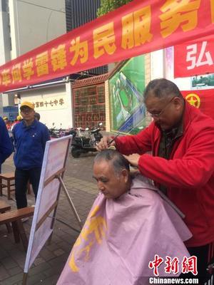 廣西柳州一工廠堅持學雷鋒50余載 祖孫三代齊上陣
