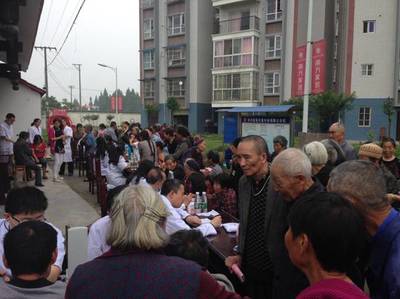 學(xué)校組織專家團(tuán)赴彭山開展義診活動(dòng)